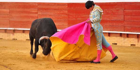 Lama de Góngora toreando hoy de capote en Huelva. (FOTO: Xosé Andrés)
