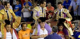 Daniel Luque, a la derecha, a hombros hoy en Ciudad Real.