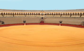 La Maestranza, cerrada y vacía el 15 de agosto, festividad de la patrona de Sevilla, la Virgen de los Reyes.