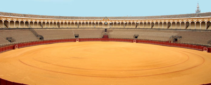 La Maestranza, cerrada y vacía el 15 de agosto, festividad de la patrona de Sevilla, la Virgen de los Reyes.