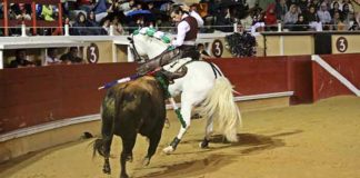 El rejoneador sevillano Manuel Moreno, en un momento de su actuación esta noche en Bayona.
