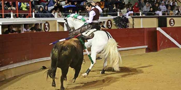 El rejoneador sevillano Manuel Moreno, en un momento de su actuación esta noche en Bayona.