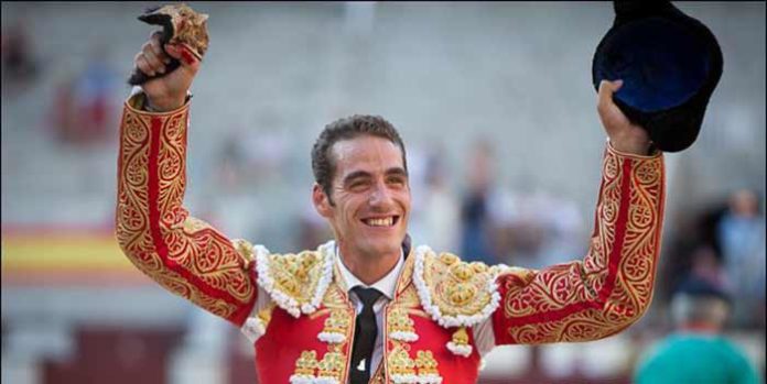 Pepe Moral, con la oreja ganada hoy en la plaza de Madrid. (FOTO: las-ventas.com)