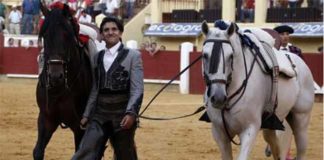 Diego Ventura, en la vuelta al ruedo final con algunos de sus mejores caballos (FOTO: González Arjona)