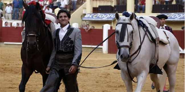 Diego Ventura, en la vuelta al ruedo final con algunos de sus mejores caballos (FOTO: González Arjona)