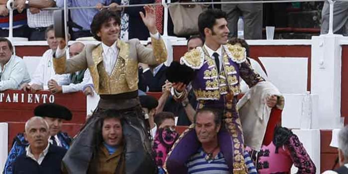 Ventura, a hombros hoy en Gijón junto a Talavante. (FOTO: González Arjona)