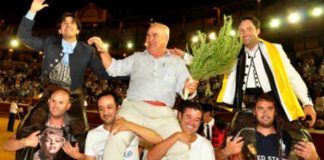 Diego Ventura, junto al ganadero y Andrés Romero, a hombros hoy en Huelva. (FOTO: José Andrés)