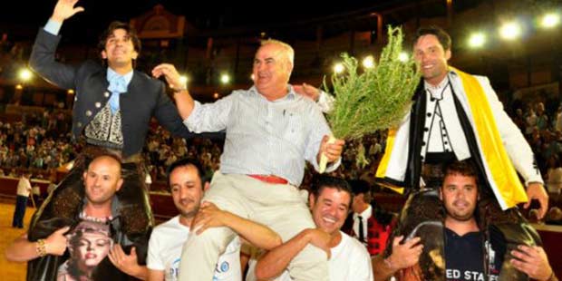 Diego Ventura, junto al ganadero y Andrés Romero, a hombros hoy en Huelva. (FOTO: José Andrés)