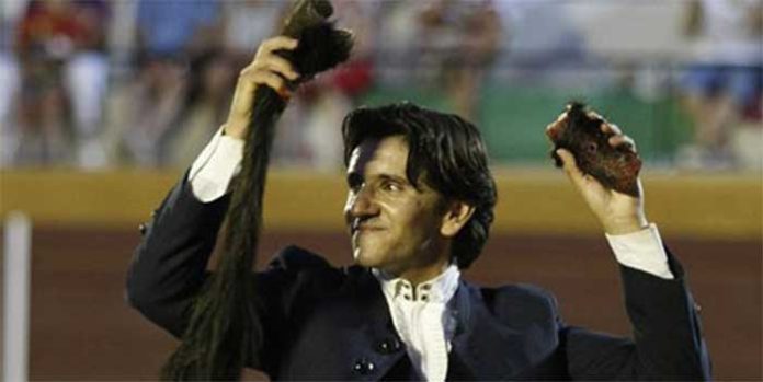 Diego Ventura, con las orejas y el rabo hoy en Pollos (Valladolid). (FOTO: González Arjona)