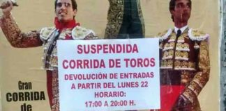 El único cartel que informaba a los aficionados de Écija de la suspensión, pero sin indicar ni cambio de ganadería ni el motivo de la suspensión.