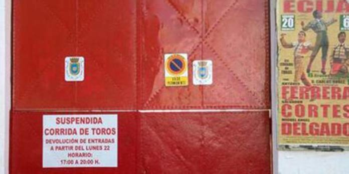 Un cartel en la plaza de Écija sólo informa de la suspensión, pero sin indicar el motivo ni el cambio de ganadería; la Junta de Andalucía sigue sin explicar lo sucedido. (FOTO: Écija al Día)