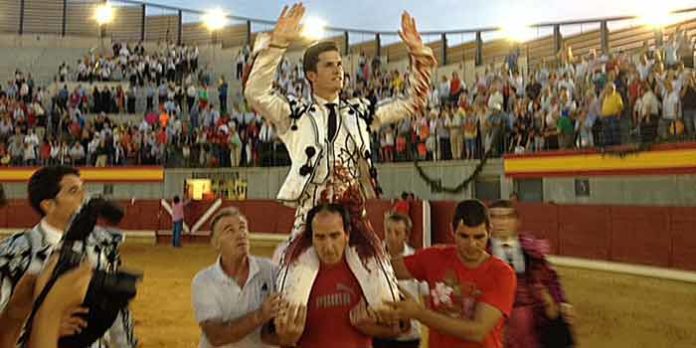 Daniel Luque, en su salida a hombros hoy en Almodóvar del Campo.