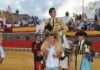 Escribano, Luque y el mayoral de Pereda, a hombros hoy en Cortegana. (FOTO: Arizmendi)