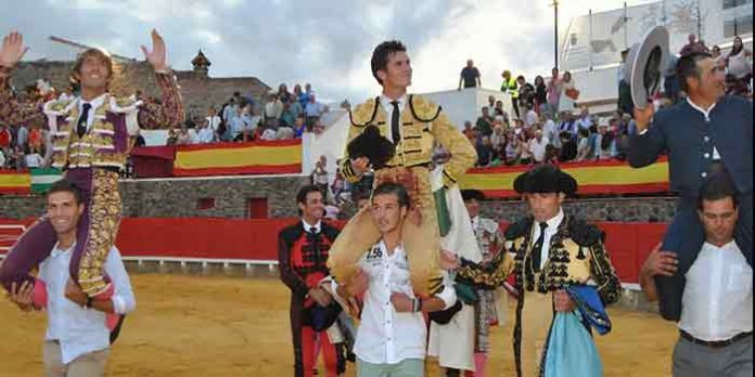 Escribano, Luque y el mayoral de Pereda, a hombros hoy en Cortegana. (FOTO: Arizmendi)