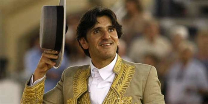 Diego Ventura, saliendo a hombros hoy en la plaza de Albacete. (FOTO: González Arjona)