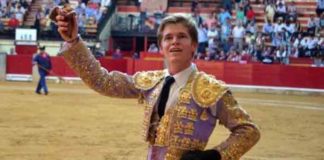 El sevillano Borja Jiménez, con la oreja ganada hoy en Zaragoza.