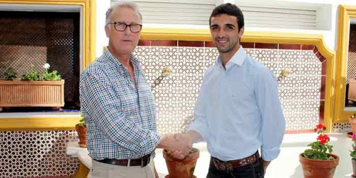 Hipólito y Miguel Ángel Delgado sellan su compromiso de apoderamiento. (FOTO: Toromedia)