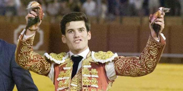 El novillero José Garrido, con su triunfo en la Maestranza el pasado 1 de junio. (FOTO: lopezmatito.com)