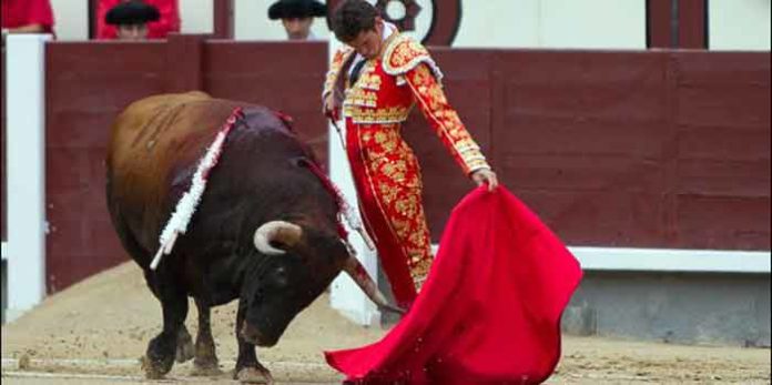 Un bello muletazo de Daniel Luque esta tarde en Madrid. (FOTO: las-ventas.com)