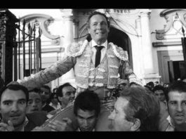 Manzanares, saliendo a hombros de su propio hijo y rodeado de toreros el día de su retirada en 2006 en la Maestranza.