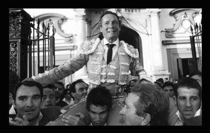 Manzanares, saliendo a hombros de su propio hijo y rodeado de toreros el día de su retirada en 2006 en la Maestranza.