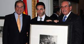 Los hermanos Antonio y Eduardo Miura, junto a Ponce, premiados por 'Carrusel Taurino'.