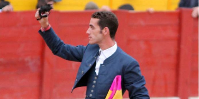 Pepe Moral, con la oreja ganada esta tarde en Chinchón. (FOTO: Álvaro Mora)