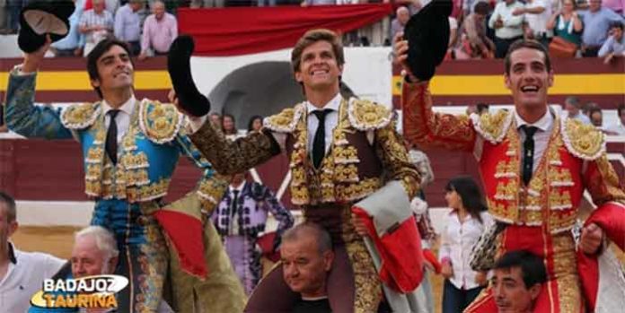 Pepe Moral, a la derecha, a hombros junto a Perera y El Juli en la corrida de toros celebrada hoy en Zafra. (FOTO: Gallardo/badajoztaurina.com)