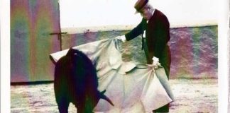 Rafael Aguilera, con 65 años, toreando con el capote en un festival benéfico en la plaza de su pueblo de Guillena.