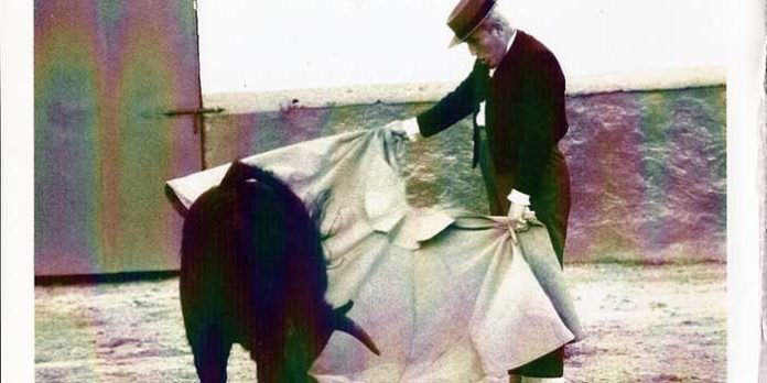 Rafael Aguilera, con 65 años, toreando con el capote en un festival benéfico en la plaza de su pueblo de Guillena.