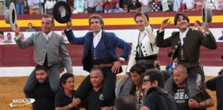 Diego Ventura, a la derecha, saliendo a hombros con sus dos compañeros y el mayoral esta tade en Zafra. (FOTO: Gallardo/badajoztaurina.com)