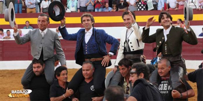 Diego Ventura, a la derecha, saliendo a hombros con sus dos compañeros y el mayoral esta tade en Zafra. (FOTO: Gallardo/badajoztaurina.com)