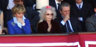 La duquesa de Alba, en el centro, en el palco de maestrantes el Domingo de Resurrección de 2012. (FOTO: Javier Martínez)