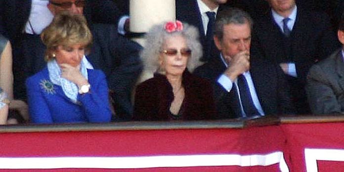 La duquesa de Alba, en el centro, en el palco de maestrantes el Domingo de Resurrección de 2012. (FOTO: Javier Martínez)