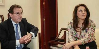 El consejero de Justicia e Interior de la Junta de Andalucía, Emilio de Llera, ha responsabilizado a la delegada del Gobierno del PP en Andalucía, Carmen Crespo, de permitir las manifestaciones antitaurinas en la misma acera de la Puerta del Príncipe. (FOTO: ABC-Sevilla)