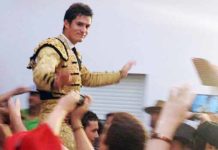 Daniel Luque, en su salida a hombros de la plaza de Cortegana.