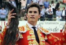 El sevillano Daniel Luque, con las dos orejas y el rabo logrados hoy en Guadalajara (México). (FOTO: Gus Pelayo)
