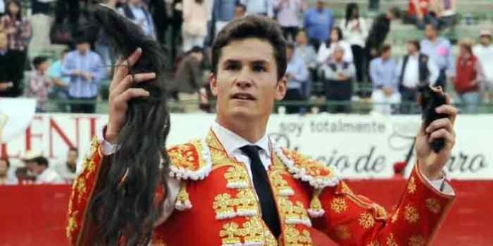 El sevillano Daniel Luque, con las dos orejas y el rabo logrados hoy en Guadalajara (México). (FOTO: Gus Pelayo)