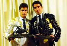 Daniel Luque, ayudado por su banderillero el también sevillano Abraham Neiro, con los dos trofeos ganados en Riobamba (Ecuador).