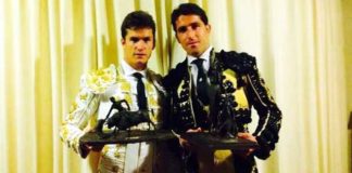Daniel Luque, ayudado por su banderillero el también sevillano Abraham Neiro, con los dos trofeos ganados en Riobamba (Ecuador).