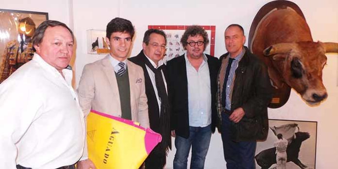 El novillero sevillano Pablo Aguado, recogiendo el premio de la Peña 'Cayetano Ordóñez' de Nimes.