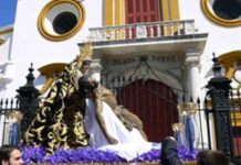 Las imágenes titulares del Baratillo en un traslado frente a la plaza de toros de Sevilla.
