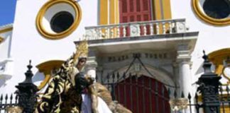 Las imágenes titulares del Baratillo en un traslado frente a la plaza de toros de Sevilla.