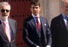 Los empresarios Eduardo Canorea y Ramón Valencia, junto a Manzanares. (FOTO: Paco Díaz)