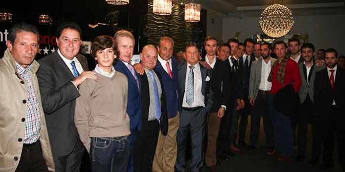 Pepe Luis Vargas, en el centro entre El Ecijano y Manolo Cortés, en el homenaje de los taurinos de Écija.