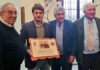 El novillero sevillano Lama de Góngora recibe un recuerdo conmemorativo del indulto del pasado verano en Fuentes de León (Badajoz).