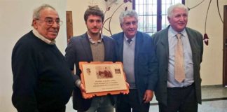 El novillero sevillano Lama de Góngora recibe un recuerdo conmemorativo del indulto del pasado verano en Fuentes de León (Badajoz).
