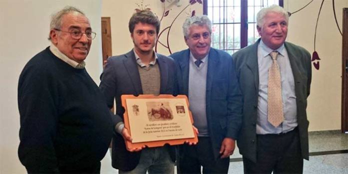 El novillero sevillano Lama de Góngora recibe un recuerdo conmemorativo del indulto del pasado verano en Fuentes de León (Badajoz).