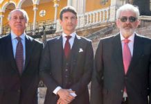 Ramón Valencia y Eduardo Canorea arropan a Manzanares.