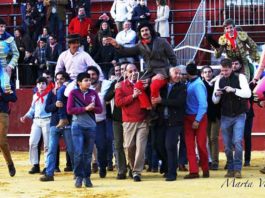 Morante de la Puebla, ganadero e impulsor del novedoso proyecto, a hombros tras la novillada en la que fue ganadero celebrada en su pueblo y acompañado por los cinco noveles locales. (FOTO: Marta Verdugo)